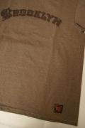 DELUXEWARE (デラックスウエア)　半袖Tシャツ　DLT-1704F　"BROOKLYN"　グレー&ベージュ